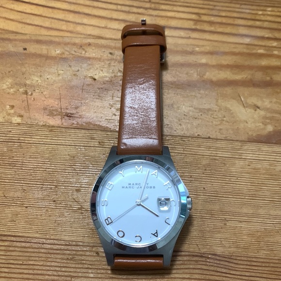 MARC BY MARC JACOBS White Dial Light Brown Leather Strap Ladies Watch MBM1373 - Picture 4 of 9